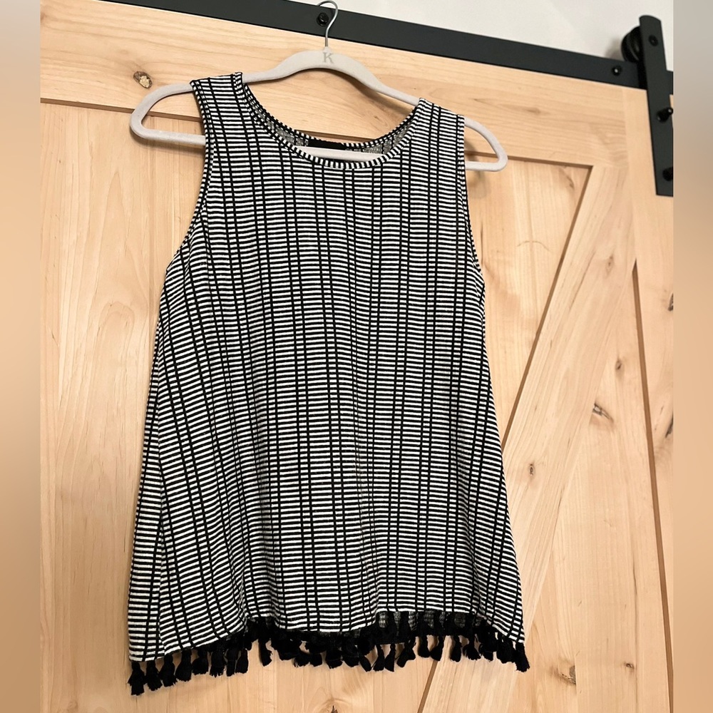 Sleeveless top size medium